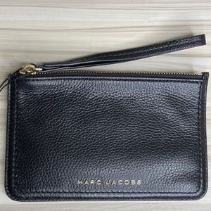NWOT Marc Jacobs Wristlet Black - Gold
100% Cow Leather